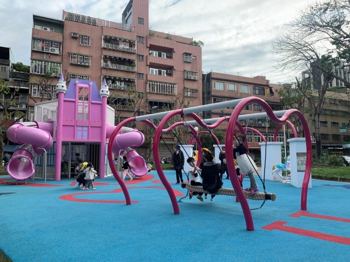 新北市三重區永盛公園以新人可以拍婚紗照，小朋友也能玩樂為設計概念的遊戲場，引發了不少討論。