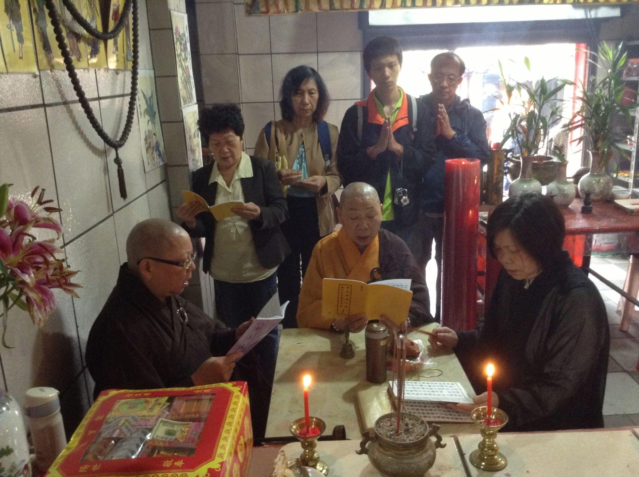 家屬50年後才尋獲俞自鋒的墓地，圖為2014年清明，家屬在台北六張犁墓園，為俞自鋒誦經。