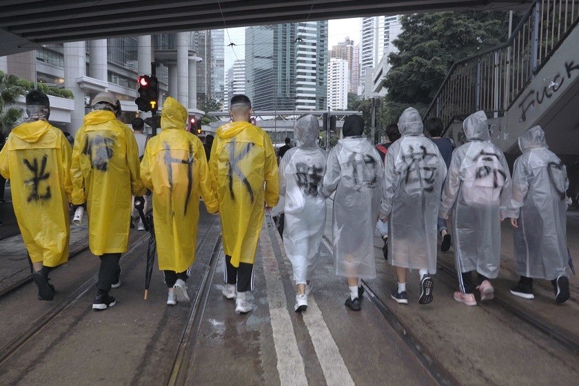 紀錄片《時代革命》帶給我的豐富感受，不僅僅是社會運動的千百種可能，咀嚼更多的，是倘若生存在無可容忍的壓迫下時，我能否獲得立場相仿群眾帶來的支持力量，以及我該為此作何選擇。