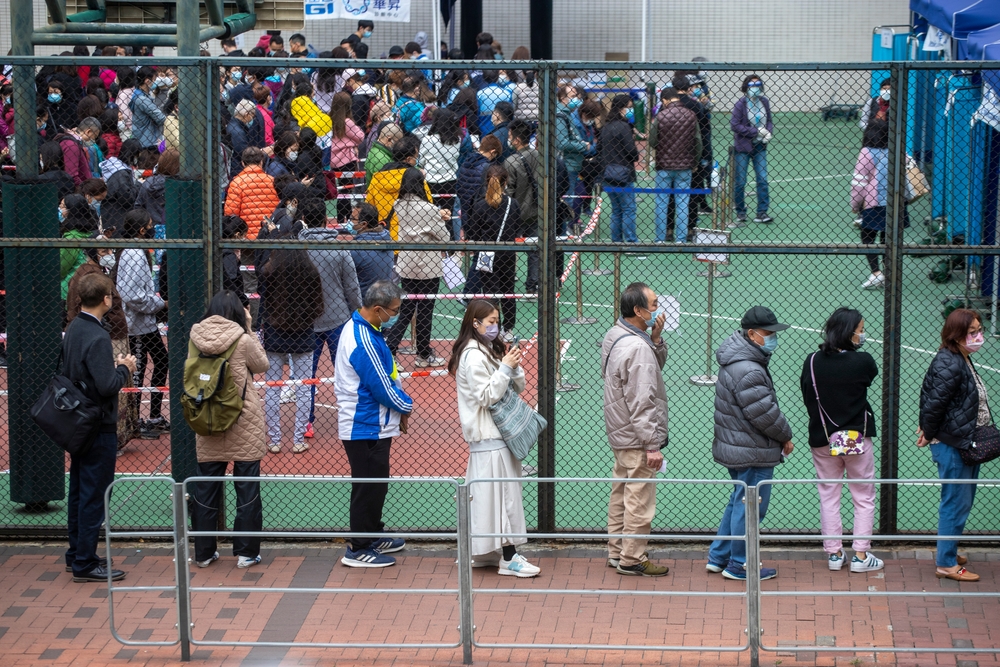 香港2022年2月開始的疫情大爆發，造成醫療崩潰的現象，與政府的醫療供給作為有關。圖為2022年2月香港群眾等待接受新冠病毒檢測。