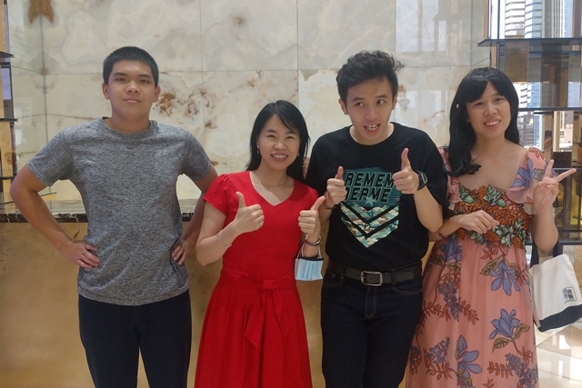 吳庭妤老師和曾經教導過的自閉症學生合影，照片經當事人同意刊出。