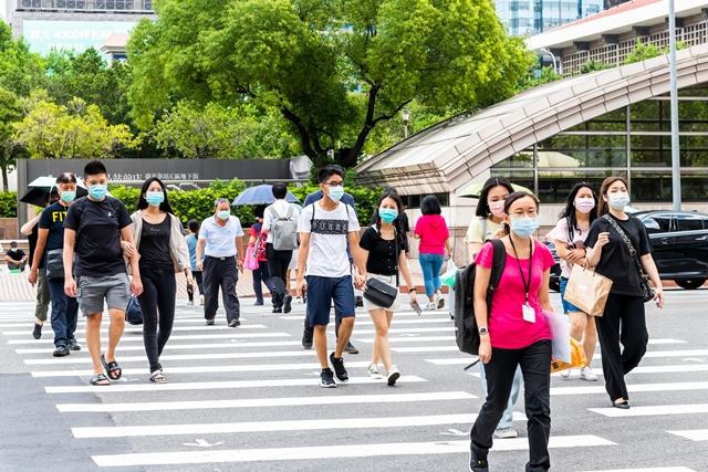 政府於2020年7月發放振興三倍券，但究竟是否有效果？效果多大？社會的看法相當分歧。透過數據作為證據基礎的「循證決策」，可以是判斷成效的一個重要方法。