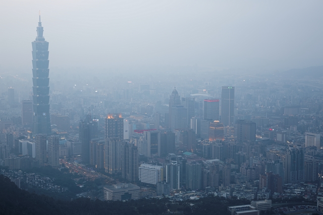 碳費徵收對於所得超過1,250萬台幣的1%富人，帶來的衝擊非常有限，卻會對本已左支右絀、所得不到37萬的貧窮族群基本生活帶來難以想像的衝擊。