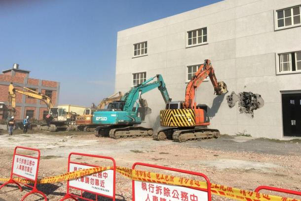 圖為彰化拆農地違章工廠。