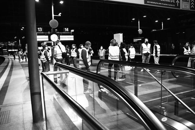 圖為月台上等候難民專車進站的志願者。