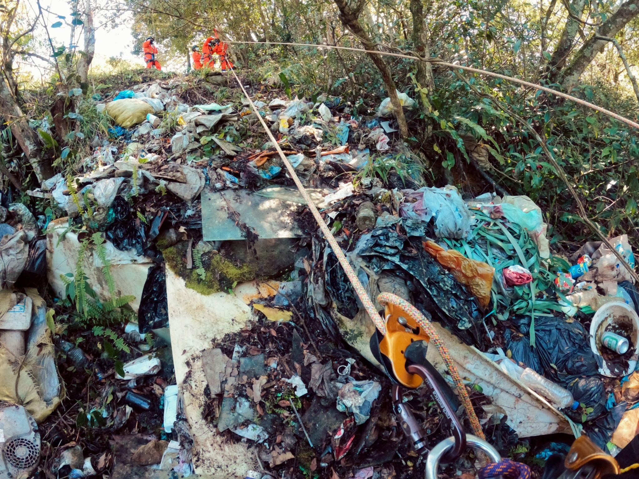 台14線埔霧公路段至霧社，是通往「能高越嶺國家步道登山口」的主要道路，這裡的山林美景吸引許多遊客前來，然而二二八連假期間，綠色和平行動者來到部落中，卻發現大量的家庭垃圾、塑膠廢棄物等，形成了垃圾瀑布。