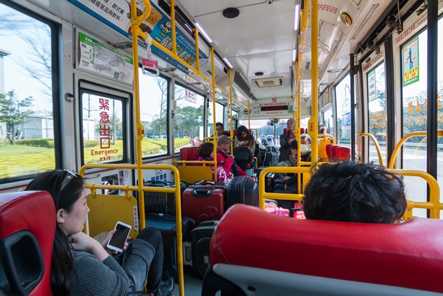 若提到台南公車最神奇的地方，就是司機與乘客之間不知經過怎樣的磨合產生默契，公車完全停妥之後，乘客才會起身走動。