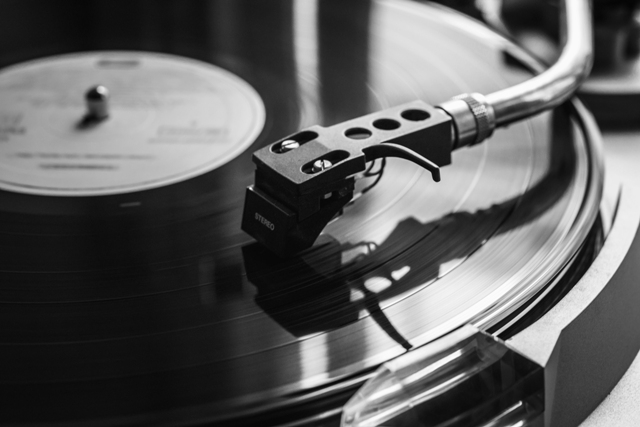 單單一張曲盤，可以觸動長者這麼多的人生往事，那不僅是他們童年、少年時期真實的生活畫面，更是長久不敢也不能追憶的過去，以及自我形象認同的整理。
