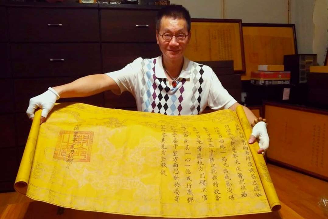 當年，許燦煌前往剛改革開放的越南打拚，陸續帶回許多珍貴的「聖旨、奏摺、古書」，他如何從一位商人變成文物收藏家？又怎麼發現自己的房東就是「皇室後代」？