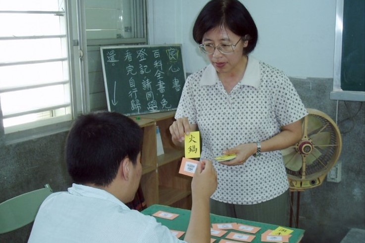 當年林芬菲毅然決然辭去主任職務，進修特殊教育學程，再次投入教學現場。圖為她擔任自閉症資源班特教師時，進行「實用語文」教學。