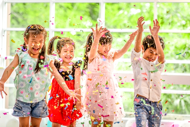 父母在孩子尚年幼時，適時消除他們的恐懼與疑慮，就可以養出高社交智商、高學業表現的孩子，更能避免他們成為焦慮的大人。但實際要怎麼做？