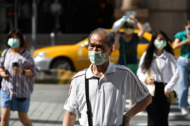 在台灣，每5位75歲以上的民眾，就有1位完全沒有接種疫苗。高齡者可以選擇是否在疫苗的保護下面對COVID-19。但必須知道：每一劑疫苗都有幫助。