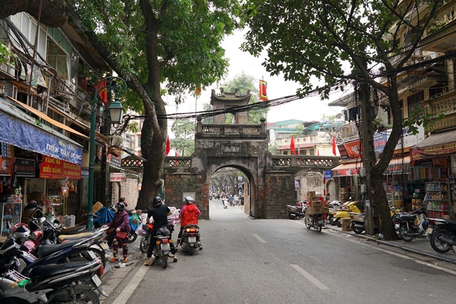 與精彩建築等觀的，還有河內街道中人們的活動，如河內的街頭小吃攤、咖啡座、流動小販等，是不可或缺的路邊風景。緊湊的建築與街道活動，使得河內猶如一座生活博物館。