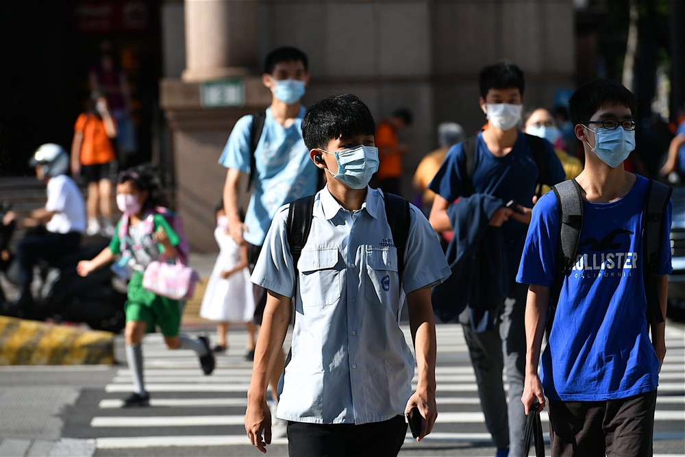 要與病毒共存，預估全台人口15%以上都要確診過，已就是說要超過300萬人確診，才能達到集體免疫，目前仍有一半的距離。