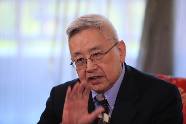 余英時指出，中國共產黨抓住「經濟放鬆、政治抓緊」的大原則，絕對不容許民主化。亞洲與歐洲都有國家在經濟發展之後走向軍國極權，所以經濟發展到政治民主之間，根本就沒有因果關係。