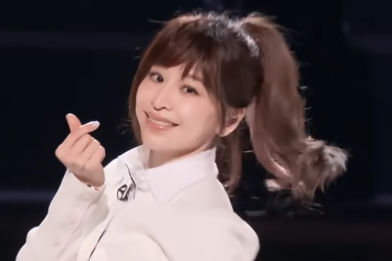 王心凌參加《乘風破浪的姊姊》，再度穿上高校制服跳〈愛你〉，20年不變的體態與歌聲，在網上引起轟動，她又紅了，除了登上熱搜冠軍，多首名曲更稱霸串流排行榜。