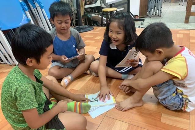 除了既定的族語課之外，為了使族語進一步在課堂中、在生活裡發生，老師們也發展出多元的教學模式。圖為學生用母語單字卡學習。