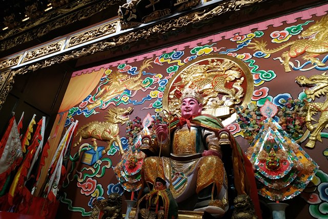 拿督公是參雜著中國與南洋在地色彩的神祇，而福建語系當中的閩南語和潮州話，則較常會將之詮釋為漢字的「藍卓」、「籃卓」。圖為霹靂巴里文打新興港的鄭籃卓。