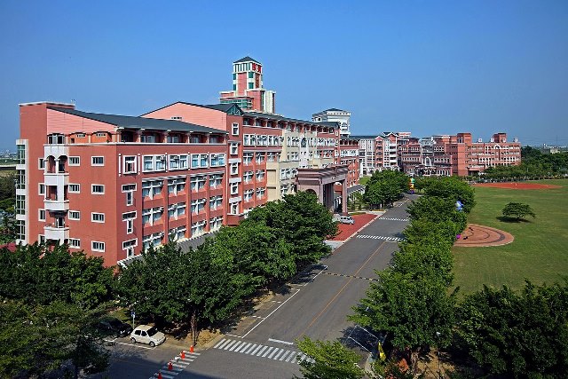 首府大學對於學校經營重大事項，可以在一個月內如此反覆、前後不一的聲明，不都是出於「密室協商」？他們對於停辦的急迫態度，也反映出部分私大趕著退場的心態。圖為台灣首府大學。
