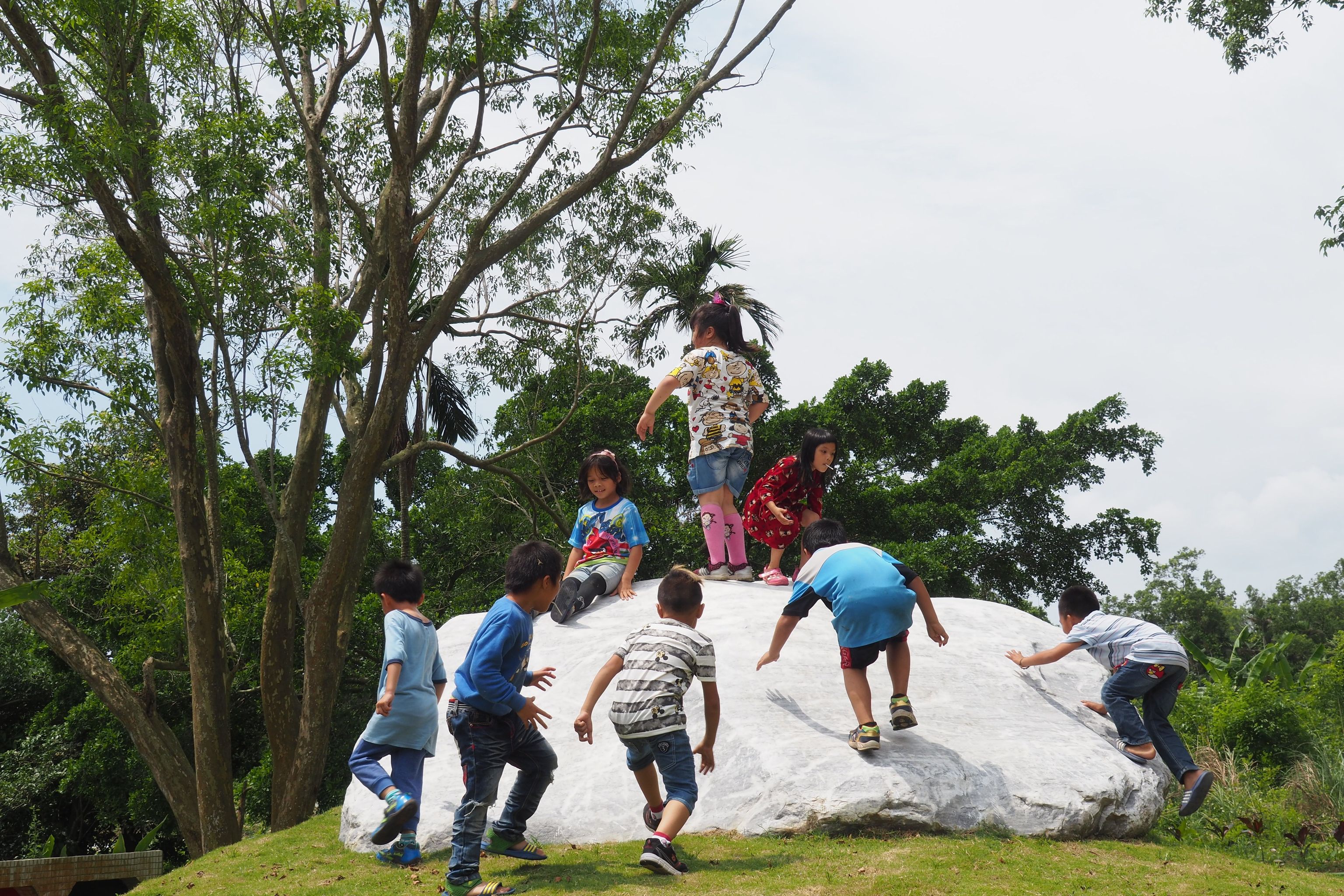 偏鄉小學因地制宜、因材施教，不需罐頭遊具也得以混齡學習、與天地對話。