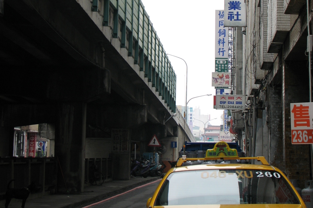因為鐵路地下化的關係，往後東門陸橋應該會走上拆除的命運。圖為地下道入口處。