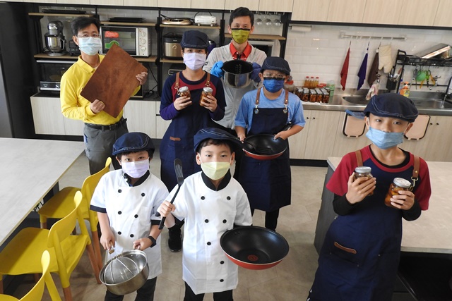 「食育美學堂」導入美感教育與專業技能，讓學生從課堂走入菜園、廚房，呈現餐桌上的公民素養，學生們個個都成了小小總鋪師。