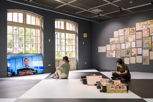 台北當代藝術館近期推出《非遊記》展覽，甚至把台北車站大廳搬進來，讓你設身處地理解，東南亞移民工的掙扎與閃耀！