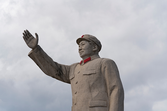 1960年代及之後，毛主義在西歐與北美的影響力，比其支持者人數所顯示的影響力還大。到底，西方的毛澤東熱潮究竟是來自何處，又意味著什麼？