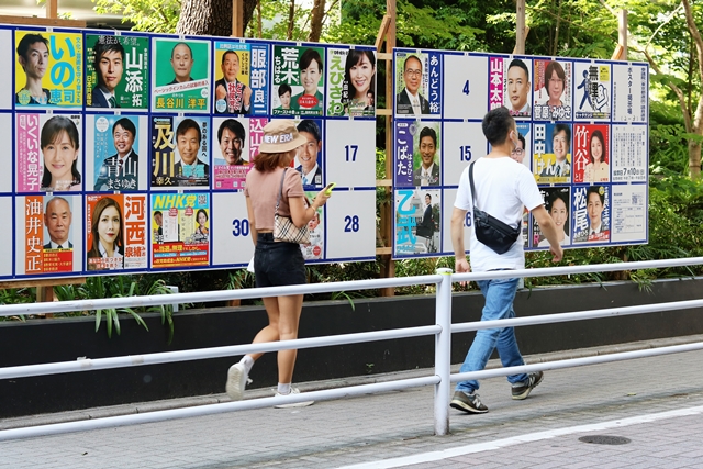 對大多數日本人來說，選舉權跟不用開口要就免費送來的白開水一樣。日本很多選民對政治不大有興趣。有些人純為取樂，把票投給古怪的新黨。