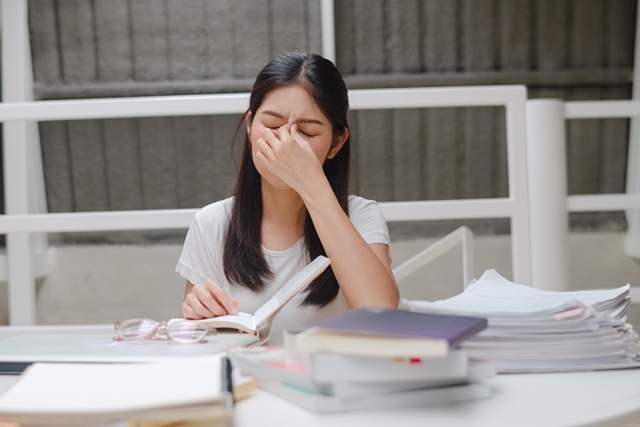 由於台灣主流環境並非雙語，出了課堂，日常生活缺乏實踐英語的機會，除非學校與家庭環境雙管齊下，否則想提升英語程度的效果極其有限。