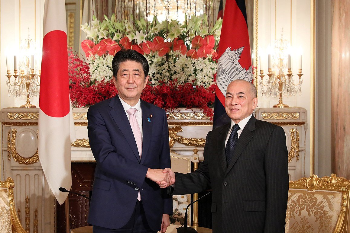 日本對柬埔寨的政府開發援助（ODA），從1992年至2018年間提供了超過28億美元，約占所有發展夥伴資金的15%。圖為2019年10月22日，日本首相安倍晉三，會見柬埔寨國王諾羅敦．西哈莫尼（Norodom Sihamoni）。