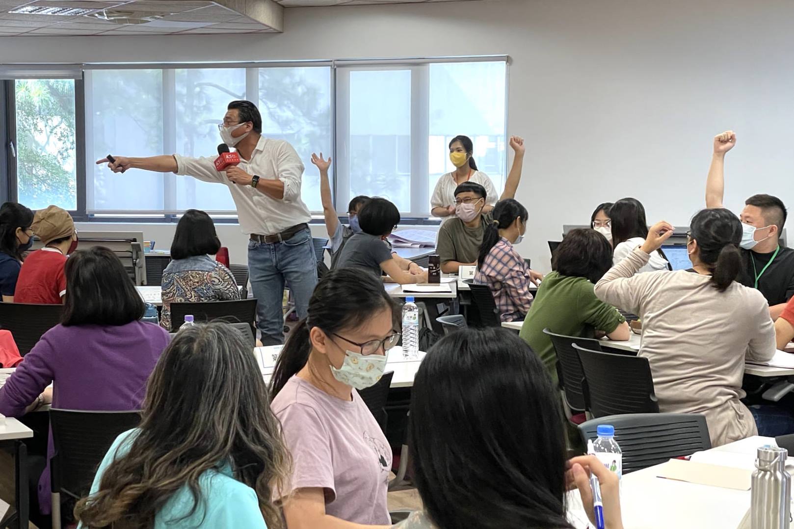 王永福以訓練自己參加鐵人三項比賽的經驗，循序漸進地示範「讓教室動起來」的教學方法。