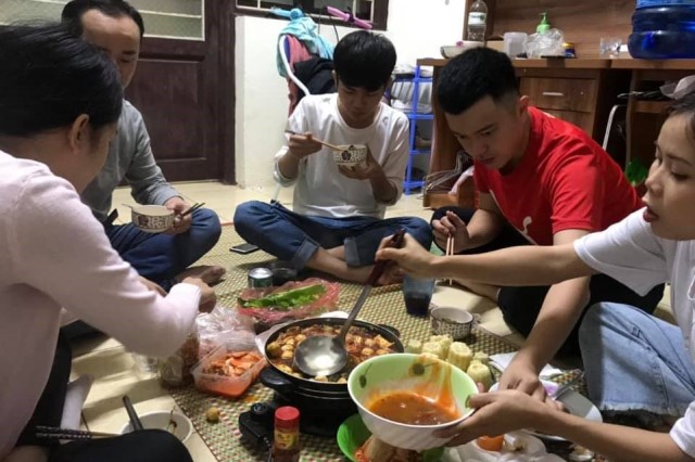 全校唯一來自「東北亞」的我，跟著寮國學生一起入境隨俗，也開起小灶。圖片來源：