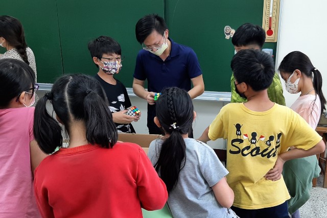「鹿樂平台」媒合好老師與小學校，引進特色教師與藝文團體進入校園，讓偏鄉學校接受各類文化刺激。圖為教師蘇哲說明魔術方塊的原理。