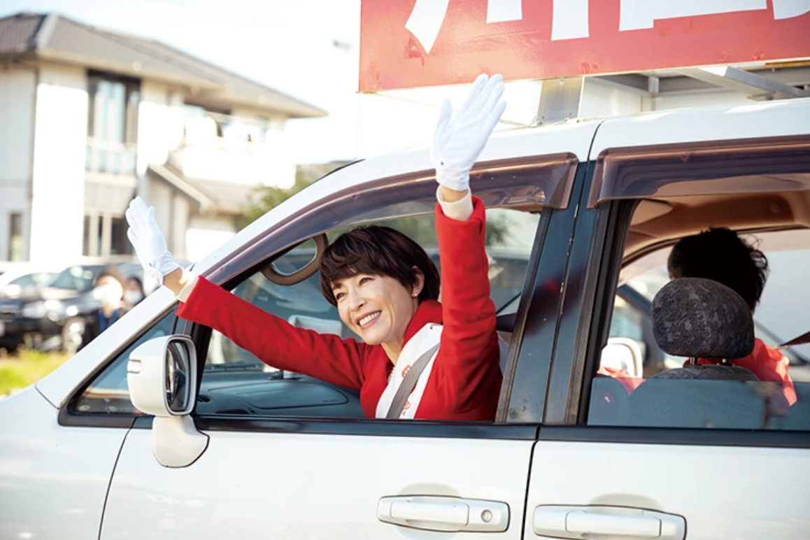 《決戰星期天》中，川島有美因為擔任眾議院議員的父親在選前突然倒下，原本過著舒適生活的大小姐，為了固守家族的政治地盤而被迫參選。