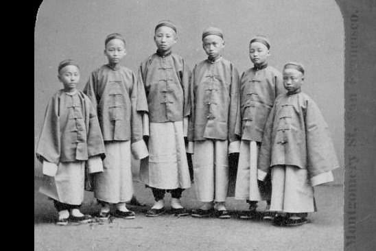中國的工業化和現代化受到這些「楚材晉育」的留美人才影響，既深且遠。圖為1872年9月，首批到達加州的留美幼童合影。