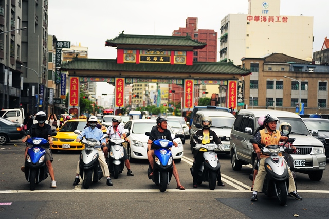 台灣碳排最高的城市──高雄，其近10年總排放量約為6,829～5,766萬公噸，占全國總排放量五分之一，這進一步反映在空氣品質與住民健康的影響層面。