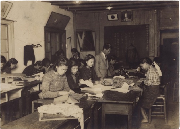 1960年代左右，縫紉補習班如雨後春筍般出現，在1960年至1970年間達到高峰，但之後成衣大量出現，縫紉補習班也在1980年之後漸漸衰落。圖為洋裁訓練班上課情形。