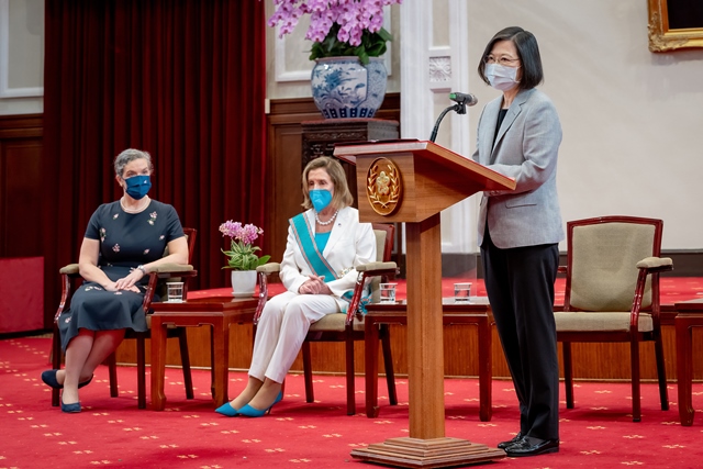 裴洛西訪台事件至少讓台灣人感受到戰爭不再遠在天邊，而是一個迎面而來無法閃躲的威脅。