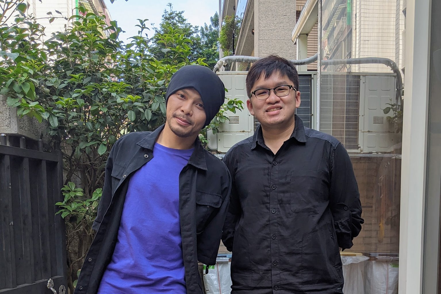 現在你問台灣人，「你認識哪位馬來西亞歌手？」他們應該會回答「黃明志」。黃明志的創作和馬來西亞相關，也存在很明顯的馬來西亞特徵。圖為杜晉軒與黃明志的合照。
