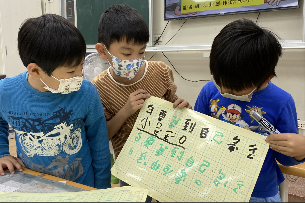 從對教師厚學教案一無所知，到靈活運用教案、看見學生的進步，300多個日子裡的挫折不曾少過，但林恩如選擇為學生勇敢、踏出教學的舒適圈。圖為班上學生依據句型發表創作內容。