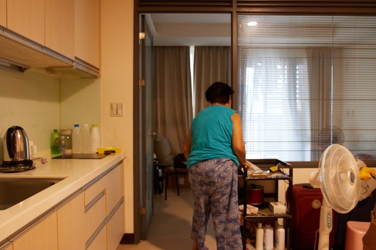 在租屋市場，人們不願意把房子租給高齡者，導致他們沒什麼選擇。圖中張霞的住所擺設十分簡單，彷彿可以隨時搬走一樣。