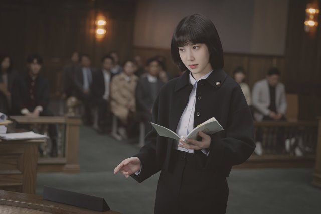《非常律師禹英禑》講述一名患有自閉症的女孩，天生具備極強的記憶力及高智商，卻在人際互動上有困難，藉由不斷努力，終於成為律師的勵志故事。