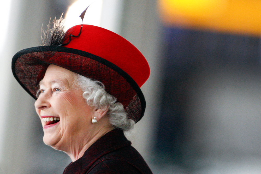 即使高齡80歲、90歲，英國女王伊莉莎白二世仍保持活力與童心，願意和年輕人聊天，也好奇嘗試新事物。
