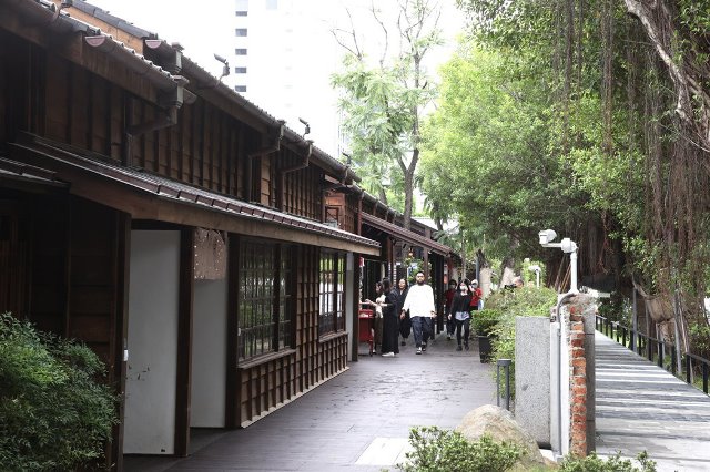 將「原台北刑務所官舍」添加新的名稱「榕錦時光生活園」，刻意營造類日本京都風情，就文化資產的角度而言，顯得格格不入。