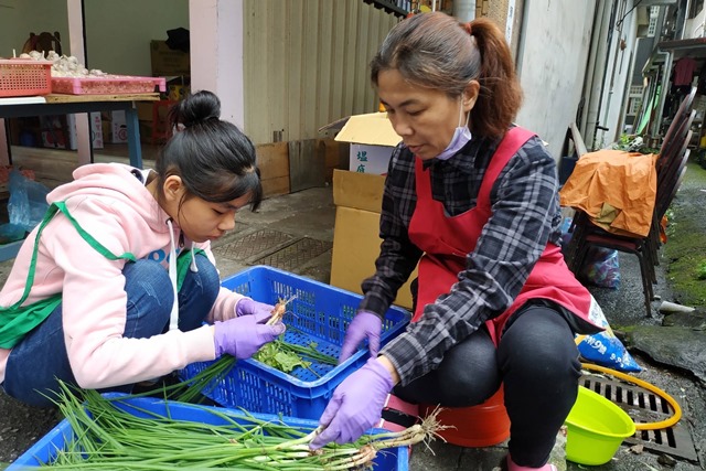 學期間的周末、寒暑假，鄭伶巧每天都會早早起床跟母親到市場賣菜，也可以熟練的轉換台語、國語、越南語和客人溝通。