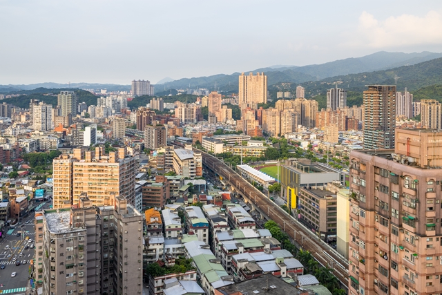 台灣即便房價越來越高，租屋仍舊無法成為穩定的替代居住選項，反而是不斷將人「趕」到購屋市場中，成為房市專家宣稱的「購屋剛性需求」。