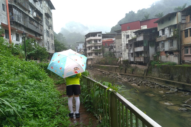 宅宅之前說想去石碇休息站看四稜砂岩，所以我們去了石碇，但當天出門太晚，又下雨，結果只去了石碇老街。
