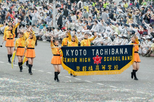 京都橘高校吹奏樂部在台灣颳起一股旋風，也引起一些討論，關於學風、放學時間、社團活動，還有部員為何臉上都掛著笑容。究竟京都是一個怎樣的地方？京都人的脾氣為何？