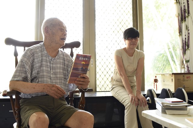 曹正綱本以為退休後可與妻女在左營明德新村終老，誰知《眷改條例》實施後，原本多數眷戶不同意改建的明德新村卻被片面宣布為改建眷村。圖為2016年，侯淑姿（右）拜訪曹正綱將軍（左）。